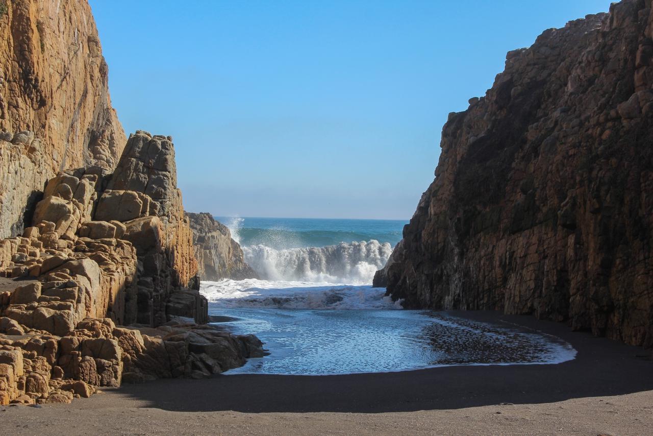 Costa dramática del Maule con rocas volcánicas, mar Pacífico y acantilados al atardecer en Curanipe